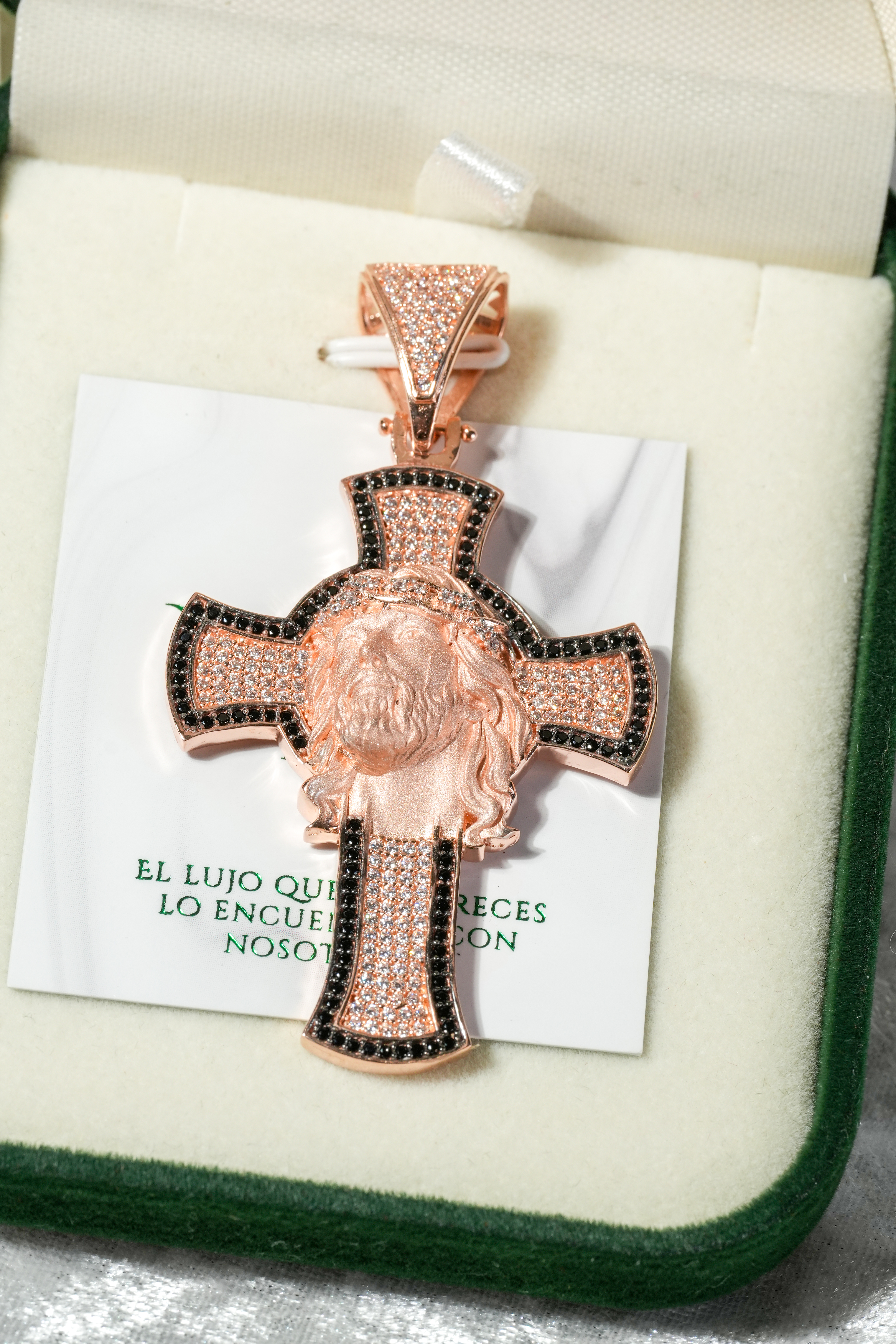 DIJE CRUZ Y CRISTO MATEADO MILUJO