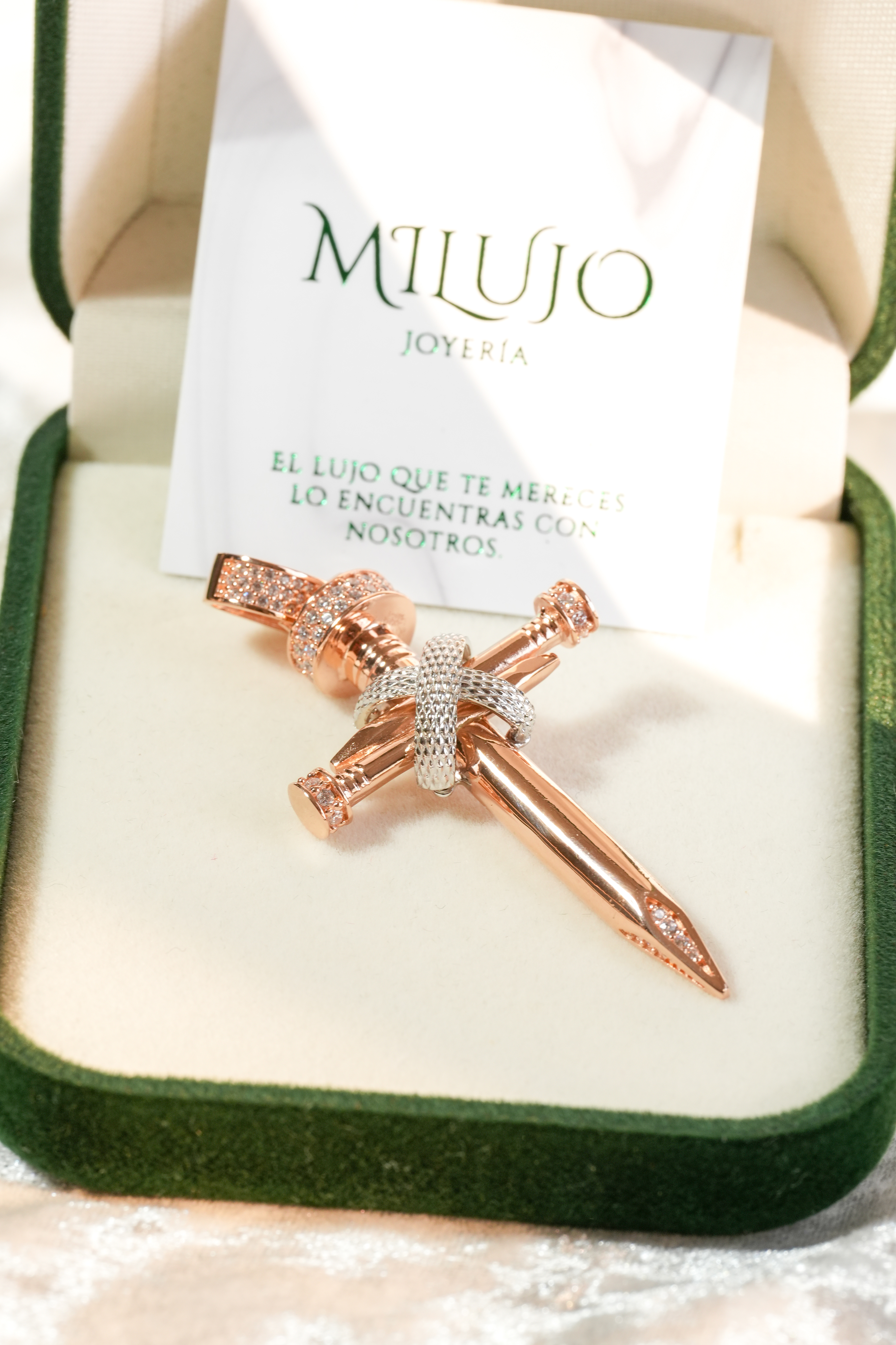 DIJE CRUZ CLAVO MILUJO
